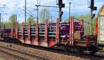 Drehgestell-Flachwagen mit Niederbindeeinrichtung der DB beladen mit Stahlrohren mit der Nr.