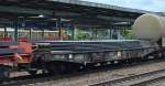 Drehgestell-Flachwagen beladen mit Stahlplatten der DB mit der Nr.