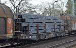 Ganz schön hoch beladen, dieser Drehgestell-Flachwagen der DB mit der Nr.