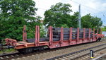 Drehgestell-Flachwagen der DB beladen mit Stahllatten mit der Nr.