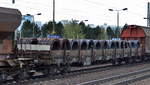 Drehgestell-Flachwagen mit Seitenborden der DB mit der Nr. 31 RIV 80 D-DB 3938 140-1 Res 687 beladen mit Drahtrollen am 06.04.17 Bf. Flughafen Berlin-Schönefeld.