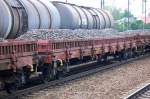 Drehgestell-Flachwagen der DB mit Altschotter beladen mit der Nr.
