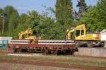 Klassischer Flachwagen ohne Rungen mit zwei Rads�tzen der DB mit Fertiggleissegmenten eingestellt mit der Nr.