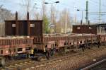 Ein betagter Flachwagen (mit und ohne Rungen) mit eigenartig erhöhten Stirnwandseiten der DB mit der Nr.