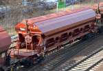 Ein frisch lackierter gedeckter Drehgestell-Schüttgutwagen mit dosierbarer Schwerkraftentladung der DB mit der Nr.