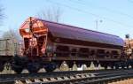 Gedeckter Drehgestell-Schüttgutwagen mit dosierbarer Schwerkraftentladung der DB mit der Nr.