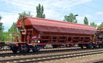 Frische Farbe hat dieser Drehgestell-Schüttgutwagen mit Schwenkdach und dosierbarer Schwerkraftentladung der DB erhalten, er trägt die Nr.