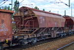 Gedeckter Schüttgutwagen mit schlagartiger Schwerkraft-Mittenentladung der DB mit der Nr. 31 RIV 80 D-DB 0695 584-9 Taoos-z 894 am 04.07.17 Bf. Flughafen Berlin-Schönefeld.