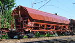 Neu aufbereiteter Drehgestell-Schüttgutwagen mit Schwenkdach und dosierbarer Schwerkraftentladung der DB mit der Nr. 31 RIV 80 D-DB 0819 048-6 Tads 957 am 29.05.17 Berlin-Wuhlheide.