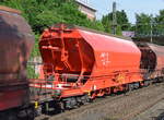 Gedeckter Schüttgutwagen mit schlagartiger Schwerkraft-Mittenentladung  der DB mit der Nr. 31 RIV 80 D-DB 0691 612-2 Tanoos 896 am 20.06.17 Bf. Hamburg-Harburg.