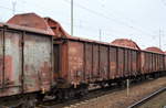 Vierachsiger, offener Wagen vom Einsteller DB Cargo Logistics GmbH mit der Nr. 37 RIV 80 DB SNI 5931 056-5 Ealos-t 058 am 22.01.18 Bf. Flughafen Berlin-Schönefeld.