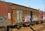 Zweiachsiger, großräumiger Schiebewandwagen der DB mit der Nr. 21 RIV 80 D-DB 2469 407-5 Hbbins 306 am 07.2.17 Bf. Flughafen Berlin-Schönefeld.