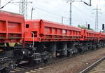 Polnischer Drehgestell-Schüttgutkippwagen der DB SCHENKER RAIL POLSKA Wagengattung Fas? Nr.RIV 51 PL-DBSRP 67387 503-8 mit Firmenlogo einer tschechischen Firma am 25.09.17 Bf.