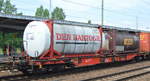 Drehgestell-Taschenwagen der DB beladen mit zwei Tankcontainern mit der Nr.