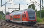 Dienstfahrt mit 143 658-3 und einem Doppelstocksteuerwagen am Haken am 05.08.16 Durchfahrt Bf.