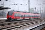 RB 7 nach W�nsdorf-Waldstadt mit 442 327 bei der Einfahrt im Bhf.