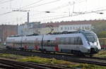 Überraschend fuhr der silberne Triebzug 1442.677 der S-Bahn Mitteldeutschland II/DB Regio Südost mit roten Türen am 18.10.17 durch den Bf. Berlin-Lichtenberg. 