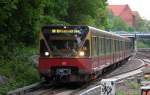 Berliner S-Bahn Triebwagen der BR 480 auf der Linie S8 Richtung Birkenwerder bei der Einfahrt S-Bhf. Greifswalder Str. Berlin, 07.05.12