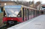 Von 1990-1994 wurden bei der Waggon-Union + AEG die Triebz�ge der BR 480 f�r die Berliner S-Bahn produziert, hier der Triebzug 480 058-7 auf Strecke S8 Richtung Zeuthen im Bhf.