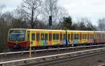BR 481 der Berliner S-Bahn mit Werbefolie am 29.03.15 Linie S45 Richtung Flughafen Schönefeld bei der Einfahrt S-Bhf.
