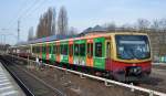 Eine S41 Ringbahn der Berliner S-Bahn, der vordere Viertelzug 481 404-2 mit Werbefolie am 07.04.15 Ausfahrt Bhf.