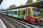 S-Bahn Viertelzug der BR 481/482 mit Werbung für die Wohnungsbaugenossenschaft Grüne Mitte + IGA am 05.05.17 im S-Bhf.