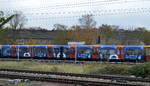 Hier eine der farbintensivsten neuen Werbefolien der vergangenen Wochen bei der Berliner S-Bahn, der Viertelzug 481 114-7/482 114-6 mit der Werbefolie für das Schlosspark Theater Berlin am 02.11.17 Bf. Berlin-Lichtenberg.
