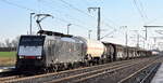 DB Cargo AG, Mainz [D] mit ihrer  189 095-3  [NVR-Nummer: 91 80 6189 095-3 D-DB] und einem gemischten Güterzug am 18.12.25 Höhe Bahnhof Rodleben.
