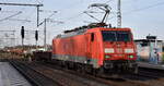 DB Cargo AG, Mainz [D] mit ihrer  189 003-7  [NVR-Nummer: 91 80 6189 003-7 D-DB], der Verkauf an die polnische Tochter??? eine Fehlinformation?? mit einem sehr langen Ganzzug Drehgestell-Flachwagen (leer) am 18.12.25 Höhe Bahnhof Rodleben.