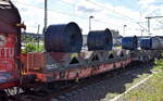 Drehgestell-Flachwagen der DB Cargo mit sechs Radsätzen und Lademulden für Coiltransporte (siehe Beladung) mit der Nr.