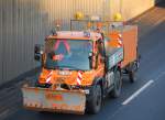 Ein MB UNIMOG U400 der Berliner Sta�enverwaltungg f�r den Schneer�umdienst mit R�umschild und Kompressorh�nger, 10.01.11 Berliner Stadtautobahn H�he Knobelsdorffstr.