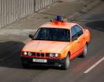 Das verblasste Feuerwehrrot deutet auf das Alter dieses betagten ELW 1 Fahrzeugs der Berliner Feuerwehr, es ist ein BMW Typ 520i der schon seit vielen Jahren in Diensten der Berliner Feuerwehr ist,