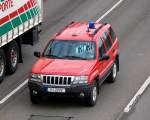 Bei der Potsdamer Feuerwehr gibt es neben den klassischen ELW-Fahrzeugen auch sogenannte Kommandowagen (Kdow), besonders auff�llig ist dieser tolle Daimler Chrysler Jeep Typ Cherokee, 27.03.09