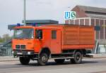 �lterer MAN 14.192 LKW mit Pritschenaufbau mit Plane�berzug in orange statt dem typischen ROT der Berliner Feuerwehr, 06.05.13 Berlin-Putlitzbr�cke.