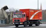 Älterer Wechsellader (WLF), ein MAN 18.232 der Berliner Feuerwehr mit dem Abrollcontainer AB-MANV  Massenanfall von Verletzten  u.a.