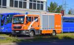 Sonderfahrzeug der Berliner Feuerwehr, der Gerätewagen Sanität (GW SAN) auf MAN TGL 12.220 Fahrgestell am 28.09.15 im Einsatz am Bhf.