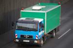 Dieser schon betagte MAN Typ? LKW mit Kastenaufbau geh�rt zum Fuhrpark der Berliner Wasserbetriebe, 06.02.09 Berliner Stadtautobahn H�he Knobelsdorffstr.