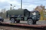 Flachwageneinheit mit abgesenktem Fußboden mit einem Lkw 5 t mil gl/glw (4×4)  MAN Kat I der Bundeswehr am 05.11.15 in einem Militärtransportzug im Bhf.