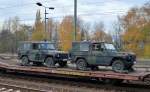 Flachwageneinheit mit abgesenktem Fu�boden mit zwei Mercedes-Benz 250 GD Wolf Gel�ndewagen der Bundeswehr am 05.11.15 in einem Milit�rtransportzug im Bhf. Flughafen Berlin-Sch�nefeld