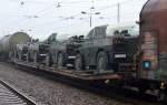 Ich war ziemlich sauer einige Zeit zuvor einen Militärtransportzug mit amerikanischen Militärfahrzeugen verpasst zu haben da kam ein gemischter Güterzug mit dieser Flachwageneinheit mit