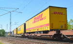 Ein DHL LKW-Trailer auf Taschenwagen am 18.05.17 Berlin-Wuhlheide.