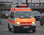 VW Hochdach-Krankentransporter des ASB Berlin, 04.02.09 Berliner Stadtautobahn H�he Knobelsdorffstr.