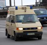 �lterer VW Krankentransporter des ASB-Berlin, 18.02.09 Berliner Stadtautobahn H�he Spandauer Damm Br�cke.