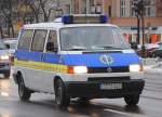 Dieses VW Krankentransportfahrzeug konnte ich bis jetzt auch noch keiner Berliner Firma zuordnen obwohl der blaue Streifen und das Logo augenscheinlich auff�llig sind, 29.01.10 Berlin-Kaiserdamm.