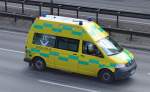 Ein mir bisher völlig unbekanntes (VW) Krankentransportfahrzeug ein Berliner Firma am 01.09.15 Berliner Stadtautobahn Höhe Sachsendamm.