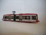 Eine 1:87 Siku Stra�enbahn mit Bombardier-Werbung.