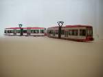 Zwei zusammengekoppelte 1:87 Siku Stra�enbahnen.