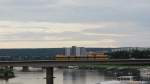 Dresdner Stra�enbahn quert die Elbe.(6.8.2012)
