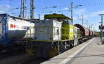 Regiobahn Bitterfeld Berlin GmbH, Bitterfeld [D] mit ihrer MaK G 1206 Lok  1022  [NVR-Nummer: 92 80 1275 801-9 D-RBB] und einem Güterzug Schüttgutwagen mit Schwenkdach am 07.05.25 Durchfahrt