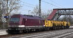 DeltaRail GmbH, Frankfurt (Oder) mit ihrer  223 154-6  (NVR:  92 80 1223 154-6 D-DELTA ) mit der SPENO International SA Schienenschleifeinheit RR 24 MC 6 am Haken am 09.03.26 Durchfahrt Bahnhof